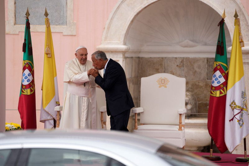 El presidente de Portugal, Marcelo Rebelo de Sousa, a la derecha, besa la mano del papa Francisco durante la ceremonia de recepción del pontífice en el palacio presidencial de Belén, ayer.