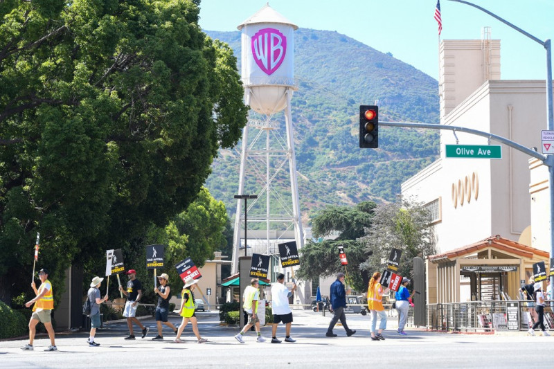 Miembros del Sindicato de Escritores de Estados Unidos y del Sindicato de Actores de la Pantalla hacen un piquete frente a Warner Bros Studio en Burbank, California, el 26 de julio de 2023.