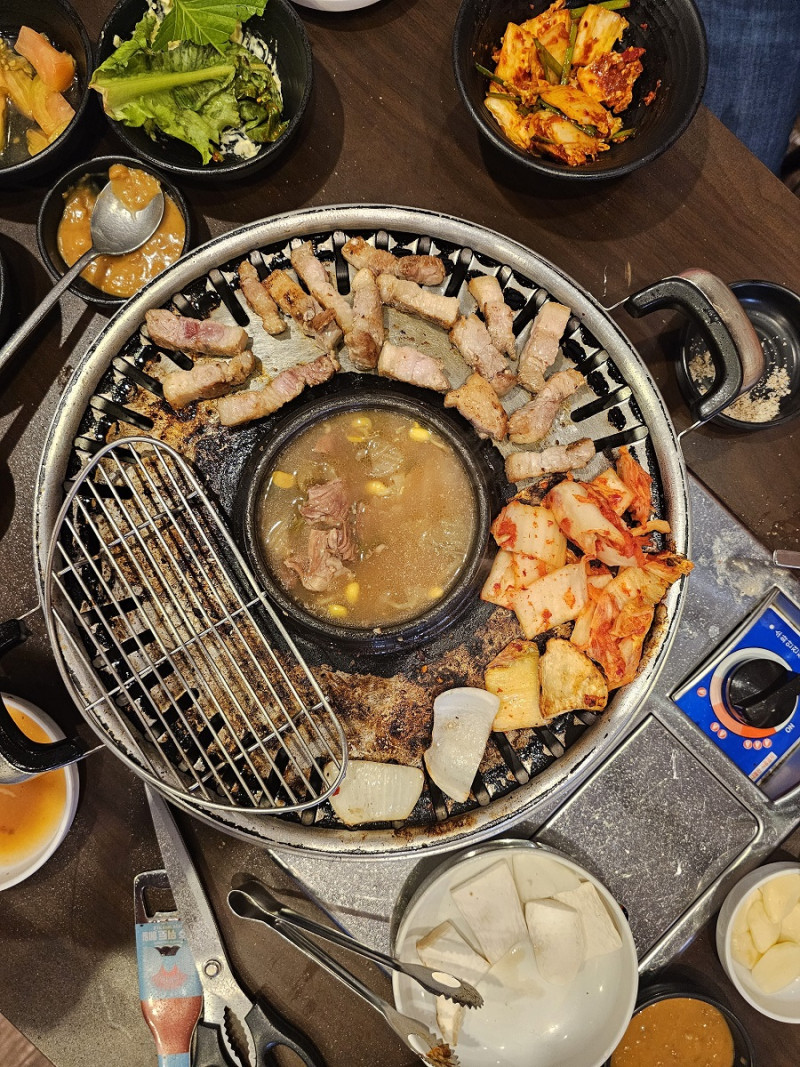 Carne de cerdo y kimchi se cocinan en el brasero.