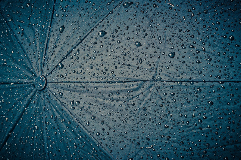 Foto ilustrativa de sombrilla bajo lluvia.