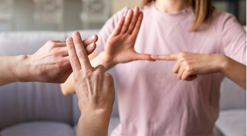 Una lengua de señas es una forma natural de expresión y configuración gesto-espacial y percepción visual que permite a sordos establecer un canal de comunicación.