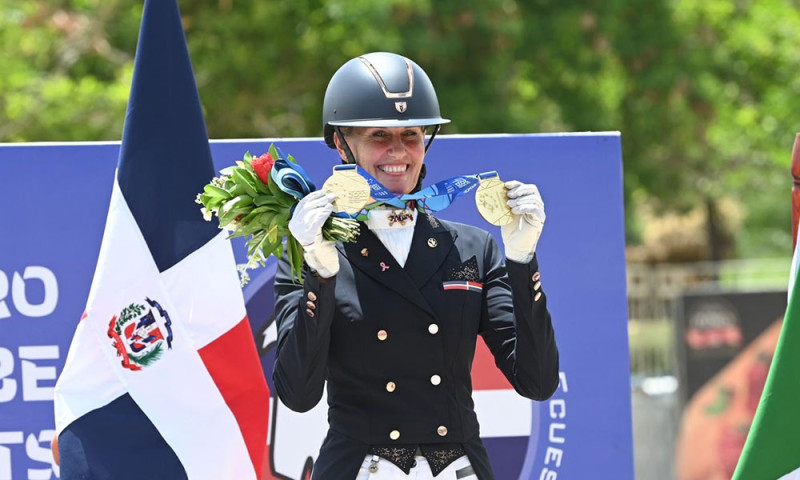 Yvonne Losos de Muñiz mientras exhibía orgullosa en el pódium las dos medallas de oro que conquistó en los pasados Juegos Centroamericanos y del Caribe, cuyas pruebas de ecuestre se realizaron en el Centro Palmarejo.