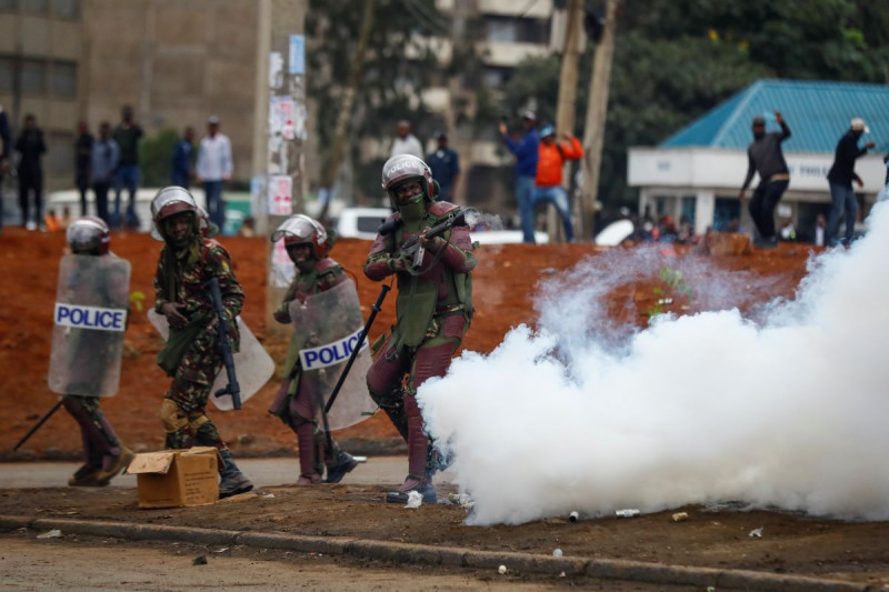 Policías antimotines arrojan gases lacrimógenos a manifestantes durante protestas el 7 de julio de 2023, en Nairobi, Kenia.