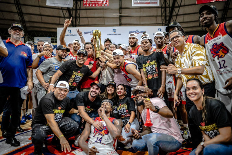 El equipo campeón celebra en el Polideportivo Fernando Teruel.