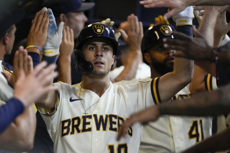 Sal Frelick, de los Cerveceros de Milwaukee, festeja en la cueva luego de batear un jonrón de tres carreras en el sexto capítulo del juego del jueves ante los Piratas.