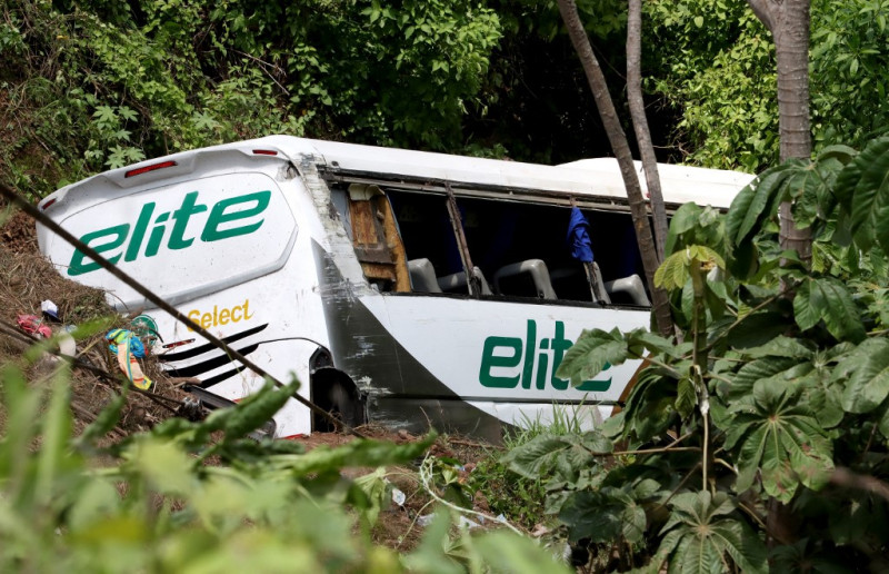 Intentan rescatar autobús accidentado en Nayarit en México