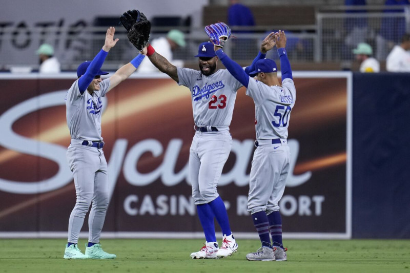 Kiké Hernández, Jason Heyward y Mookie Betts festejan el triunfo de los Dodgers de Los Ángeles.