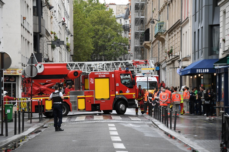 Un vehículo de bomberos abandona el área después de que un edificio se derrumbara debido a una explosión en la Rue Du Nord, en el distrito 18 de París, el 5 de agosto de 2023. Al menos cinco personas resultaron heridas en una explosión en un apartamento en el norte de París.