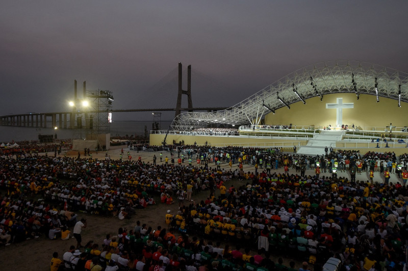 Los peregrinos asisten a la vigilia de las Jornadas Mundiales de la Juventud con jóvenes en el Parque Tejo, Lisboa, el 5 de agosto de 2023. Alrededor de un millón de peregrinos de todo el mundo asistirán a la Jornada Mundial de la Juventud, la reunión católica más grande del mundo, creada en 1986 por Juan Pablo II.