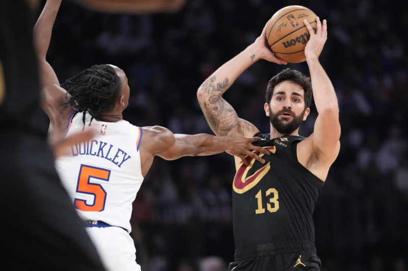 El base de los Cavaliers de Cleveland Ricky Rubio mueve el balón frente al base de los Knicks de Nueva York Immanuel Quickley en la serie de primera ronda.