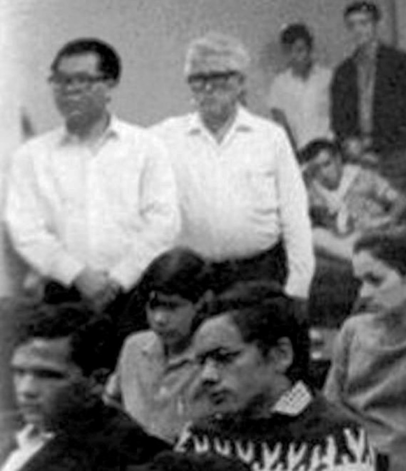 El autor, con 16 años, sentado delante del MI Francisco Planas y el MN Jorge Chiong.