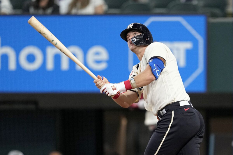 Josh Jung, de los Rangers de Texas, conecta un jonrón de dos carreras en el encuentro ante los Marlins de Miami.