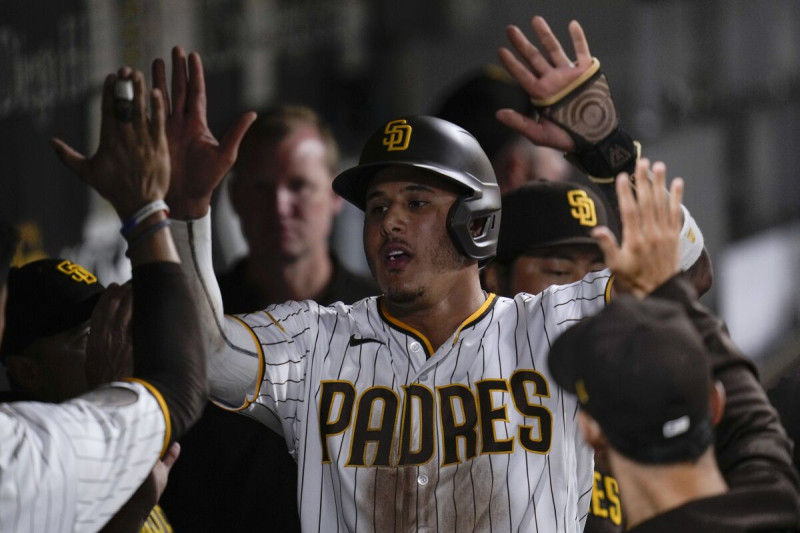 El dominicano Manny Machado, de los Padres de San Diego, celebra en la cueva tras anotar ante los Dodgers de Los Ángeles, el sábado.