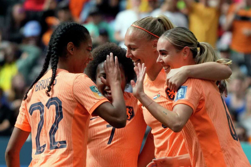 La holandesa Jill Roord (derecha) festeja con sus compañeras tras marcar el primer tanto ante Sudáfrica en el partido de octavos de final de la Copa del Mundo.