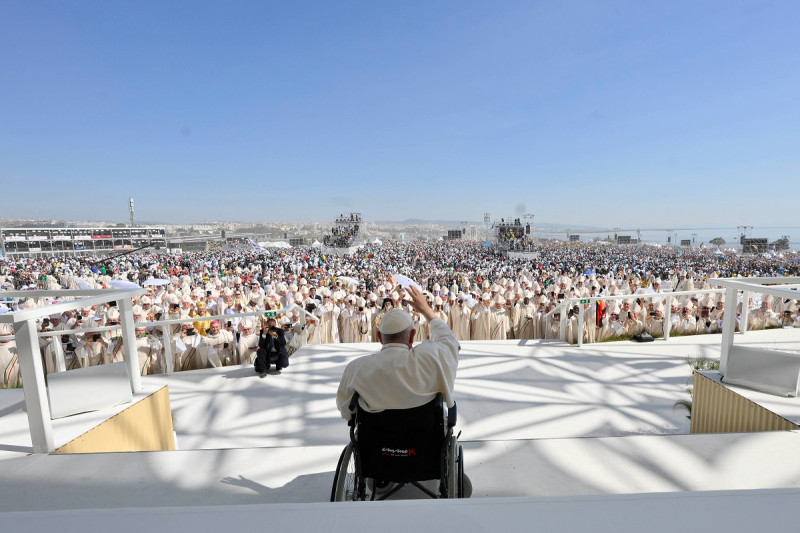 En esta fotografía tomada y publicada por Vatican Media el 6 de agosto de 2023, el Papa Francisco saluda a los peregrinos mientras celebra la misa de clausura de las Jornadas Mundiales de la Juventud (JMJ) en el Parque Tajo, Lisboa.