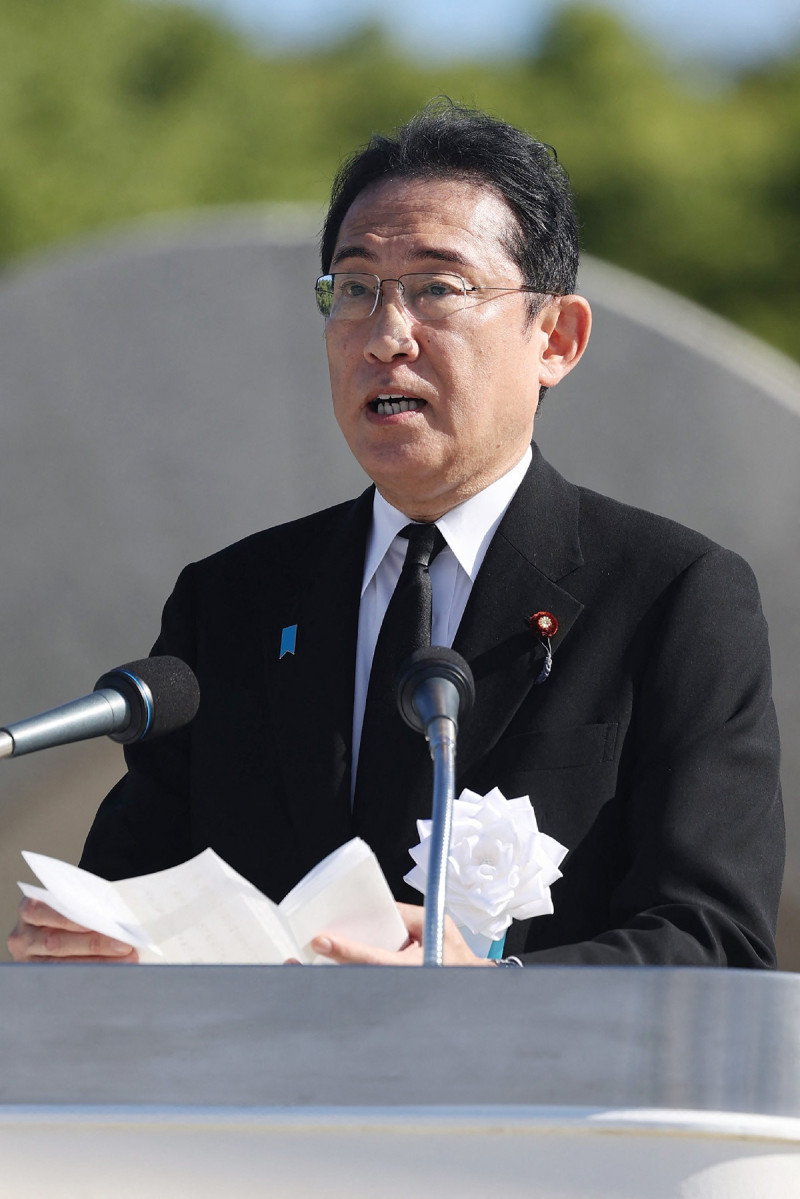 El primer ministro de Japón, Fumio Kishida, da un discurso durante una ceremonia para conmemorar el 78 aniversario del primer ataque con bomba atómica del mundo, en el Parque Conmemorativo de la Paz en Hiroshima el 6 de agosto de 2023.