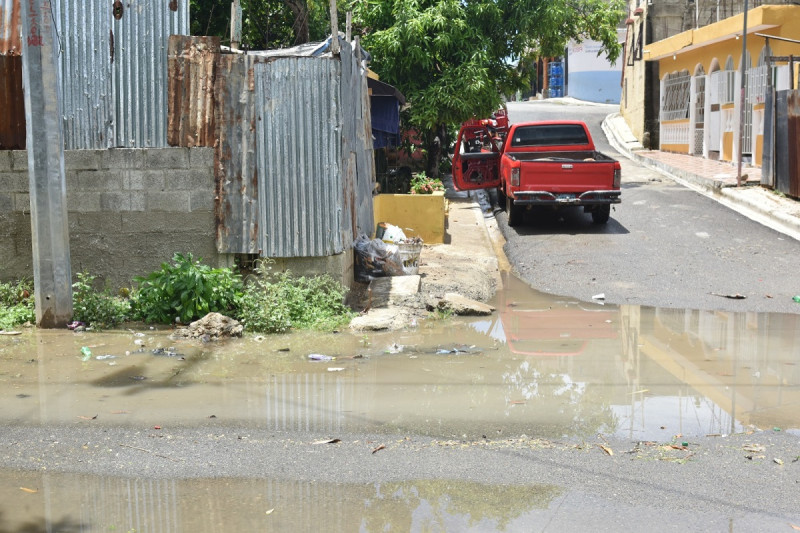 En la calle Paz esquina Mella de Aguas Locas, se acumula los desechos sólidos y aguas posadas debido a la falta de pozos filtrantes.