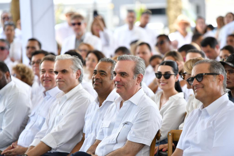 Presidente Luis Abinader junto a otros funcionarios en el acto de entrega