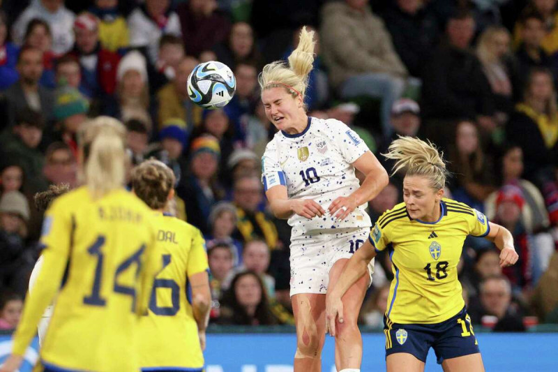 La estadounidense Lindsey Horan golpea de cabeza en el partido de octavos de final entre Estados Unidos y Suecia en octavos de final del Mundial femenino de fútbol.