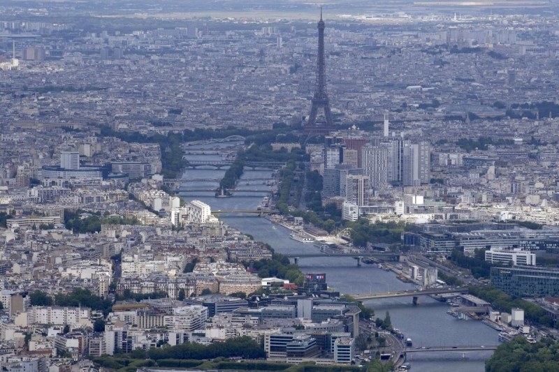 Toma aérea del Río Sena a través de París. Debido a las intensas lluvias los organizadores cancelan el entrenamiento de la Copa Mundial de Aguas Abiertas.