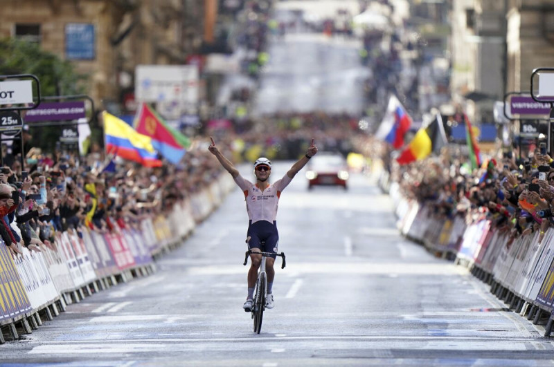 El neerlandés Mathieu van der Poel tras ganar la carrera de ruta del Mundial de ciclismo.