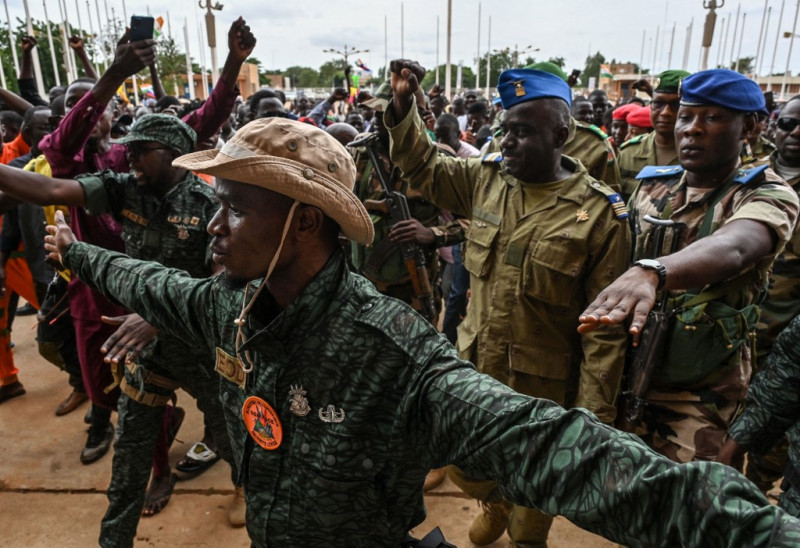 El Consejo Nacional de Níger para la salvaguardia de la Patria (CNSP), el Coronel Mayor Amadou Abdramane (2do R) es recibido por sus partidarios a su llegada al Stade General Seyni Kountche en Niamey el 6 de agosto de 2023.