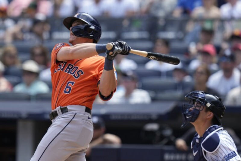 Jake Meyers, de los Astros, al momento de pegar uno de los dos jonrones que consiguió en el partido frente a los Yanquis.