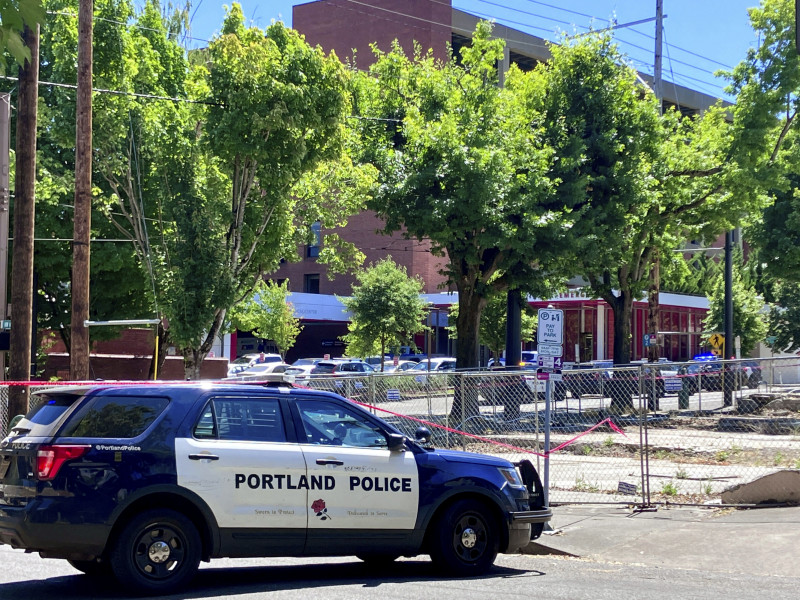 La policía de Portland responde a un tiroteo en el Centro Médico Legacy Good Samaritan en Portland, Oregon, el sábado 22 de julio de 20233.