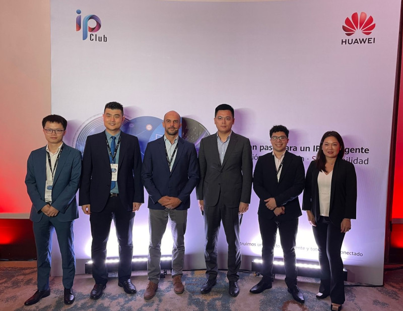 Encuentro sobre soluciones tecnológicas presentadas por ejecutivos de Huawei