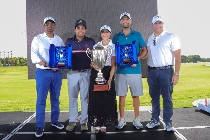 El señor embajador del Reino Unido en el país, S.E. Mockbul Ali OBE, junto a Sharon Cabral y Ryan Polanco, premian a los campeones Miguel Ramos y Diego Schiffino.