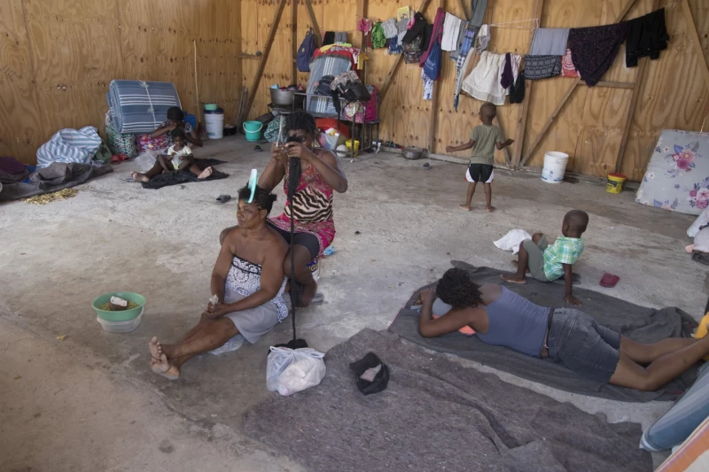 Personas desplazadas por la violencia de pandillas se recuerda en una escuela convertida en albergue en Puerto Príncipe.
