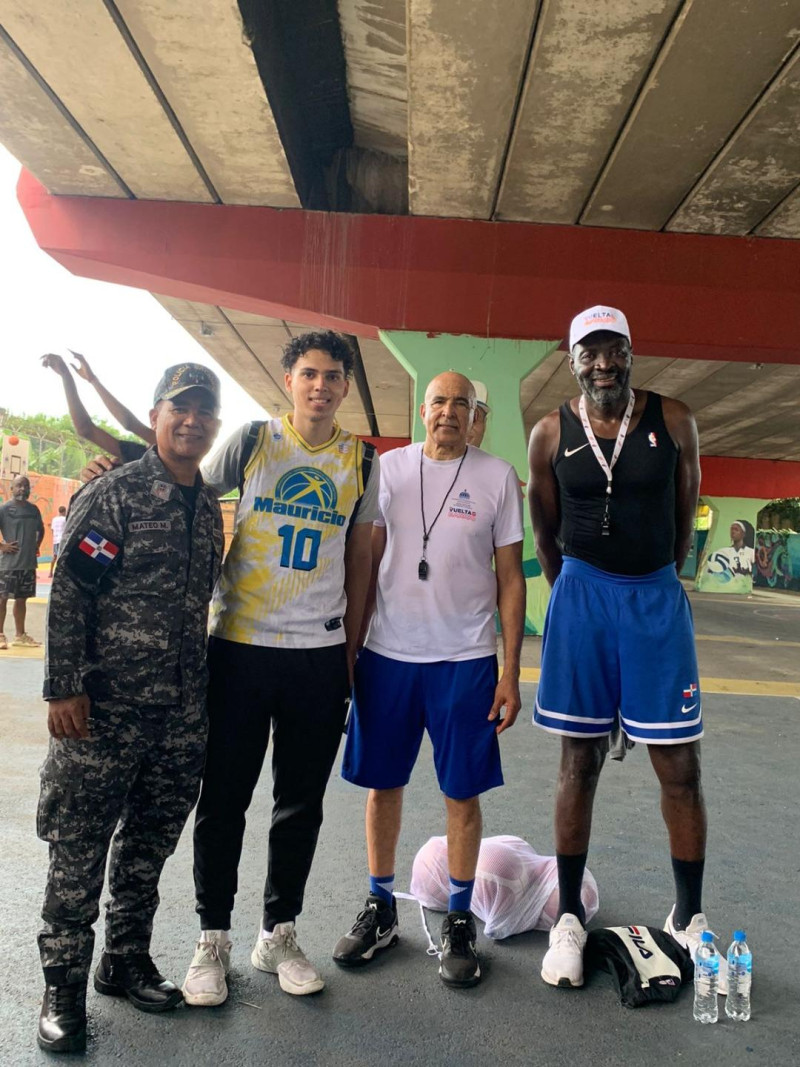 Juan Corporán acompañó al Grillo Vargas y a Eduardo Gómez en la clínica de Baloncesto realizada la semana pasada en el Bulevar SD Oeste.