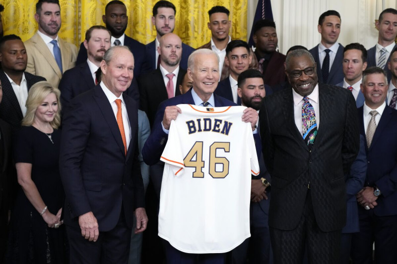 El dueño de los Astros de Houston Jim Crane y el mánager Dusty Baker (derecha) presentan una camiseta al presidente Joe Biden en la Casa Blanca.