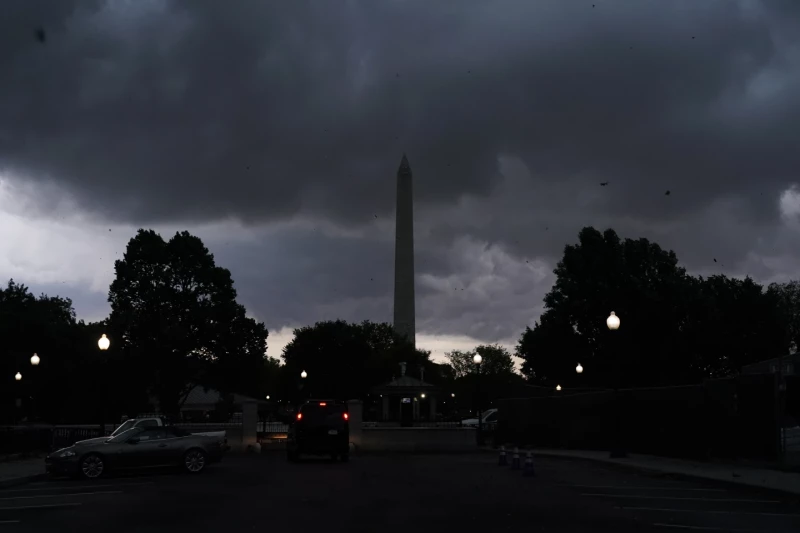 Nubes de tormenta pasan sobre el Monumento de Washington, el lunes 7 de agosto de 2023, en Washington. Miles de empleados federales fueron enviados a casa el lunes temprano cuando el área de Washington enfrentaba un pronóstico inminente de tormentas destructivas, incluidos tornados, granizo y relámpagos.