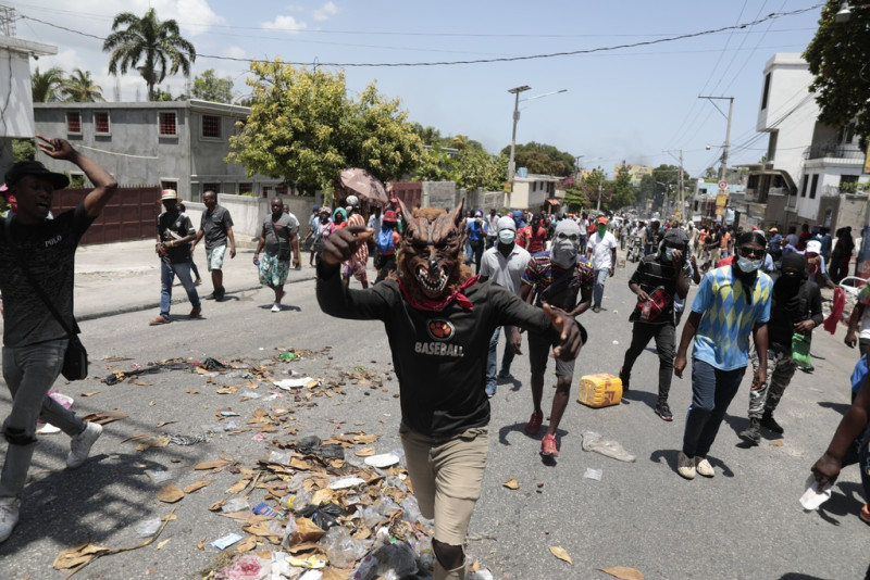 Manifestantes protestan por la inseguridad en Puerto Príncipe, Haití