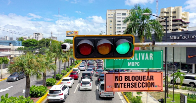 La jornada de instalación y sustitución de cuerpos semafóricos se inició hace unas semanas en el Distrito Nacional, para completarse a fin de año en todo el Gran Santo Domingo.