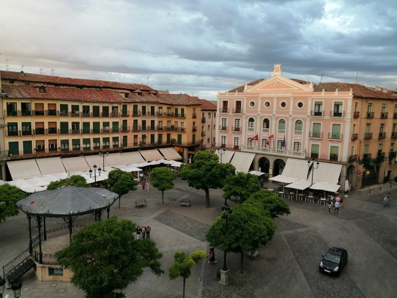 En la Plaza del Azoguejo resalta el Acueducto y, a la derecha, Casa Cándido.