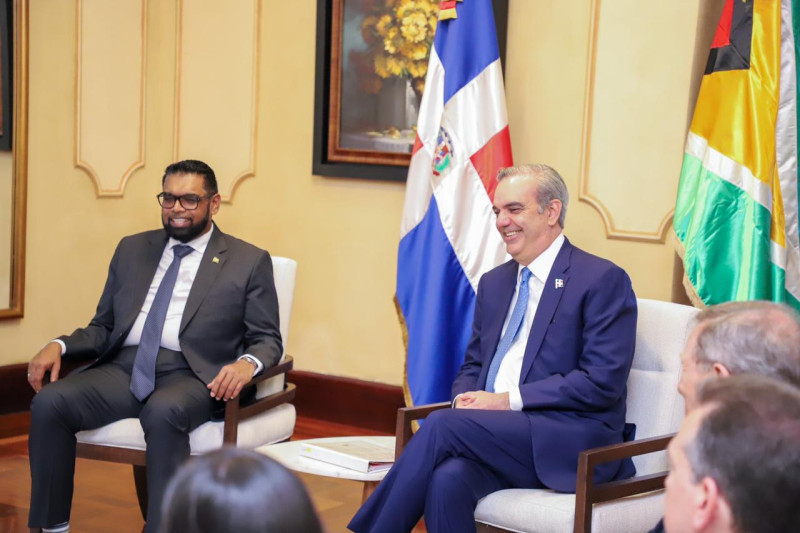 El presidente dominicano, Luis Abinader y el presidente de Guyana