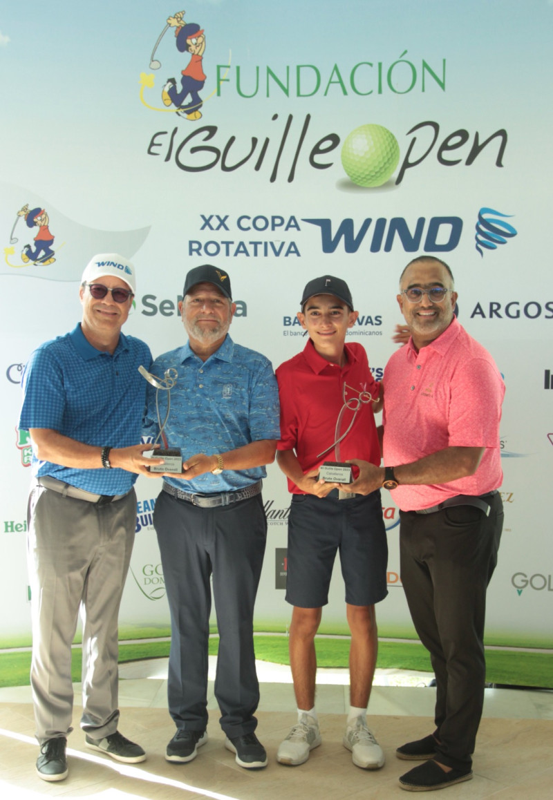 Damián Báez y Guillermo Santana (extremos), premian a los ganadores del mejor score gross del torneo, Marcos Malespín y Santino Doglioli (centro).