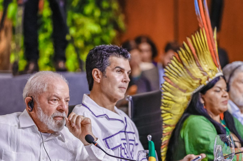 El presidente Luiz Inacio Lula da Silva (izquierda), el gobernador del estado de Pará, Helder Barbalho (centro), y la ministra de Pueblos Indígenas de Brasil, Sonia Guajajara, durante la IV Reunión de la Cumbre de la Amazonía.