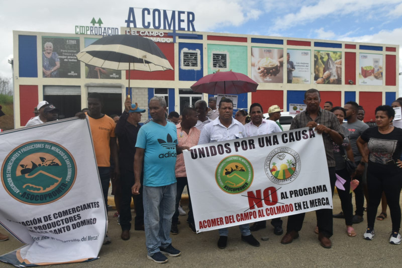 Comerciantes del Merca Santo Domingo protestan por programa "A comer: del Campo al colmado".