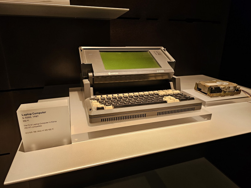 Primera computadora portátil fabricada en Corea en 1987.
