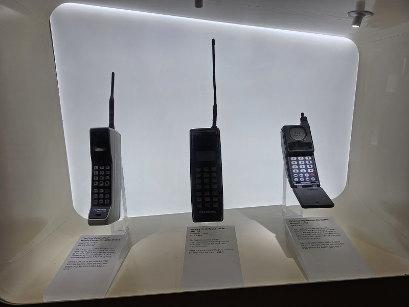 Teléfonos móviles. El modelo de la izquierda fue el primer celular comercializado al público en 1983.