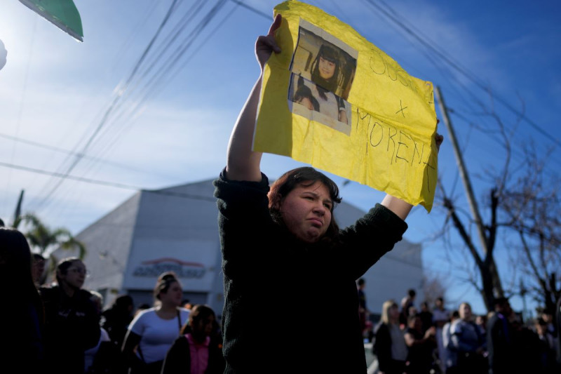 Una manifestante lleva un cartel en el que pide justicia por Morena Domínguez, en una protesta frente a un cuartel de la policía por la muerte de la niña.