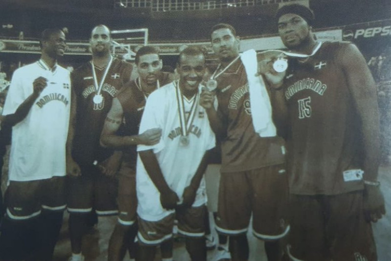 Desde la izquierda, Carlos Paniagua, Miguel Pichardo, Jeff Greer, Luis Flores, Franklin Western y Jack Michael Martínez luego de recibir sus medallas.