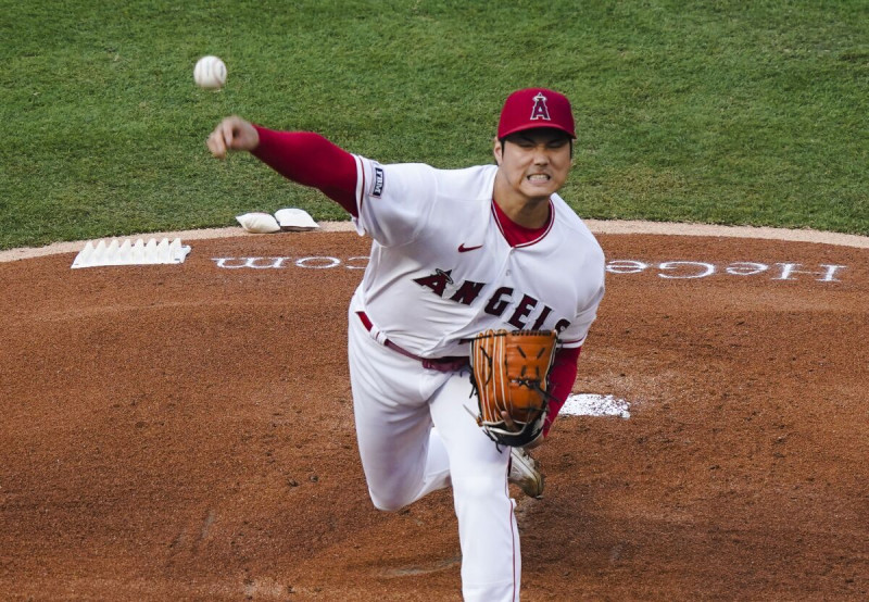 Shohei Ohtani, abridor de los Angelinos de Los Ángeles, lanza durante la primera entrada del juego de béisbol en contra de los Gigantes de San Francisco.