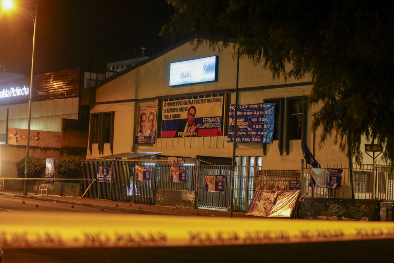 Cordón policial alrededor de la escena a las afueras del colegio en donde el candidato presidencial Fernando Villavicencio fue asesinado a tiros a la salida de un mítin electoral en un colegio en Quito, Ecuador, el miércoles 9 de agosto de 2023.