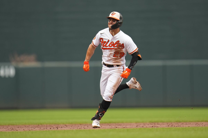 Ramon Urías de los Orioles de Baltimore recorre las bases tras batear un triple ante los Astros de Houston, el jueves  en Baltimore.