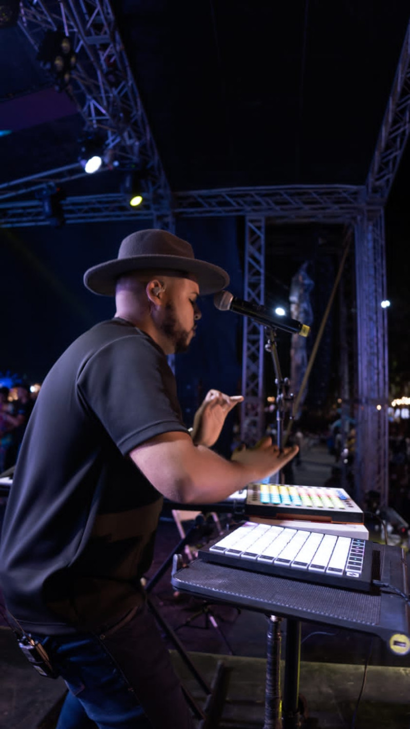 El reconocido dj dominicano Natax Beat durante una de sus presentaciones