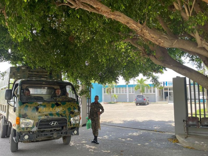 Miembros del Ejército vigilan hospitales de la Línea Noroeste como medida de prevención.